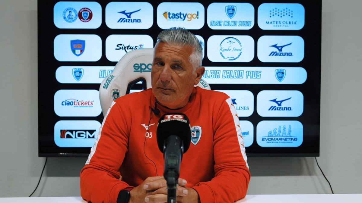 Olbia, Carafa la tocca piano: «Chi è rimasto lo ha fatto perché voleva salvare l’Olbia, mentre chi è andato via è venuto qua solo per farsi vedere»