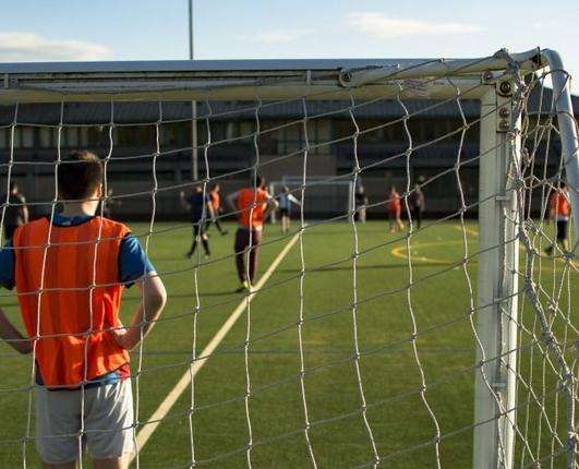 Coronavirus, a Taranto beccati a giocare una partita di calcetto: multati in cinque