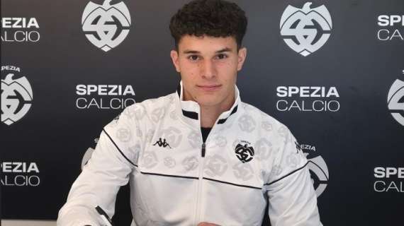 Di Giorgio firma il suo primo contratto da professionista con lo Spezia Calcio