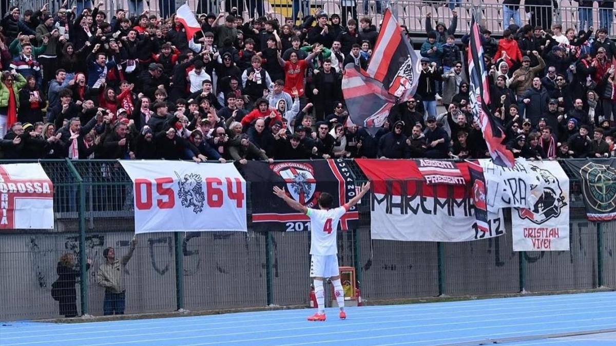 «Forza capitano, lotta da ultras»: i tifosi del Grosseto si stringono attorno a Riccardo Cretella