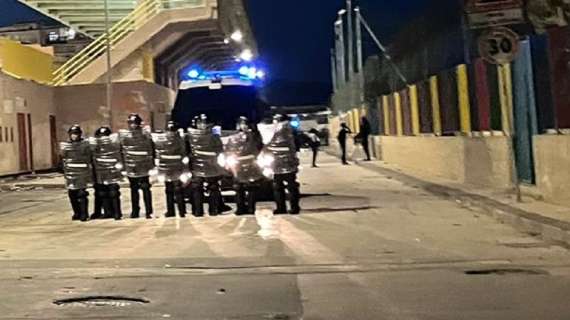 Caos allo stadio in Serie D: scontri tra tifosi e un poliziotto ferito