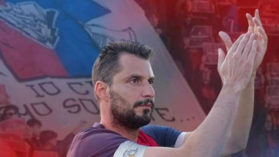 Il difensore Simone Eramo saluta la Pietralunghese