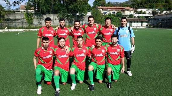 Campania - Il club rischia di scomparire, i calciatori si consorziano per salvarlo