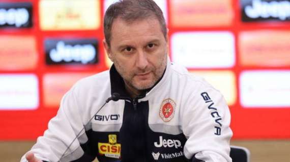 Devis Mangia accostato ad una panchina di Serie C