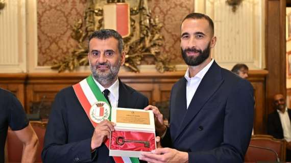 Bari, il sindaco Decaro consegna le chiavi della città a Di Cesare