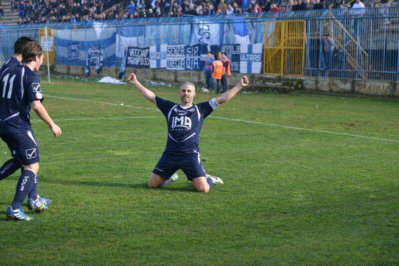 De Rosa segna 9 gol in una partita di Serie D: il protagonista involontario di una serata surreale