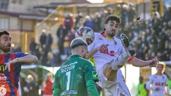 Luca Ferraro, dopo gli 11 gol col Sambiase, pare sia destinato a restare in Calabria