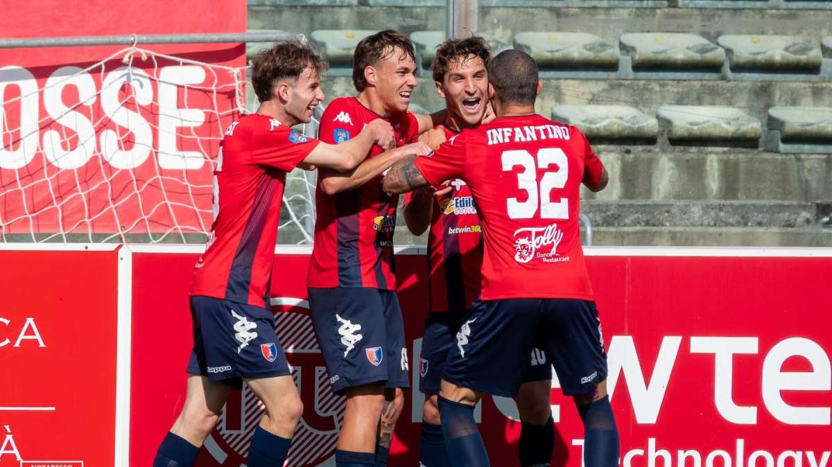 Delirio rossoblù ad Ancona: il Notaresco vince in dieci e vola all'ultimo atto dei playoff