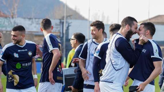 Cavese show a Gravina: 5-1 e vetta confermata