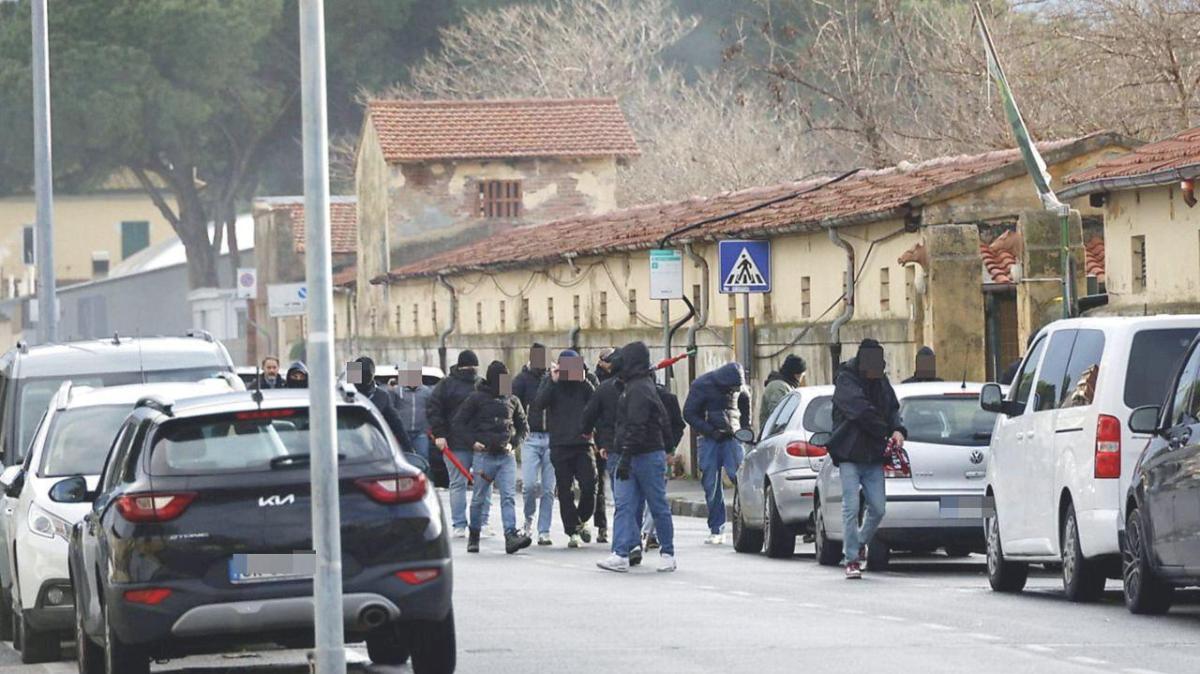 Livorno-Vis Pesaro, pomeriggio di caos e violenza: identificati 18 ultras ospiti