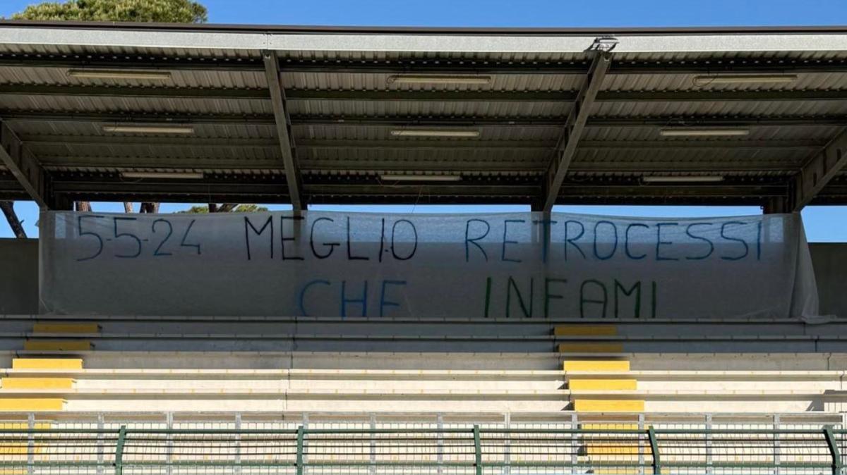 Striscione offensivo allo stadio di Forte dei Marmi: Real Forte Querceta prende le distanze