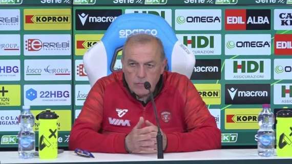 Perugia, Fabrizio Castori lascia la sala stampa dopo il 5-0 subito in casa