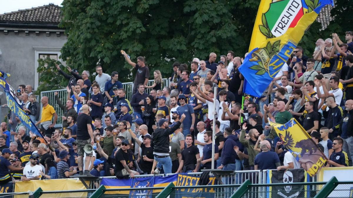 Trento in campo per il reinserimento sociale: il calcio abbatte i muri del carcere di Gardolo