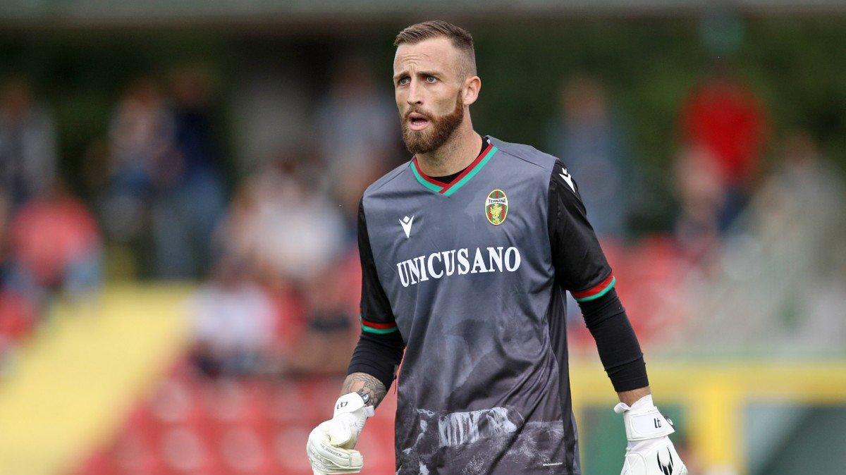 Intrigo di mercato tra Salerno e Avellino: il portiere col vizio del gol è nel mirino dei granata