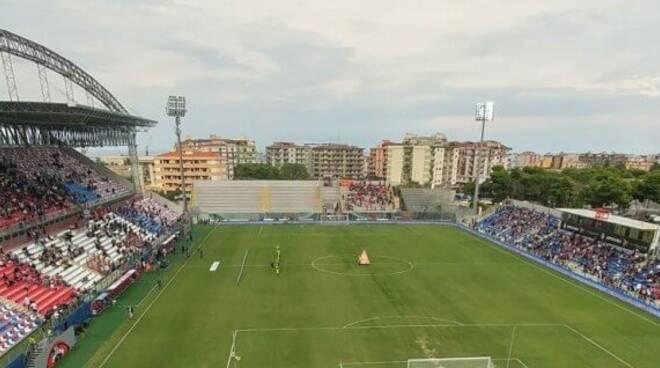 Corsa contro il tempo per il Cosenza: trovato l'accordo last-minute per lo stadio?