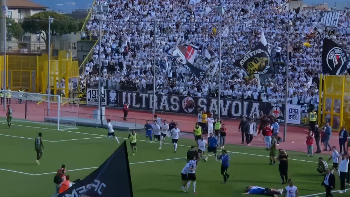 Il Savoia batte la Sancataldese e torna in serie C: festa a Torre Annunziata