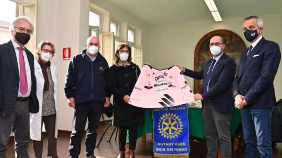 Le maglia del Palermo diventano camici per i piccoli pazienti dell’Ospedale dei Bambini