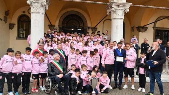 Abbraccio collettivo in piazza per la Dolomiti Bellunesi: «È il sogno di tutti»