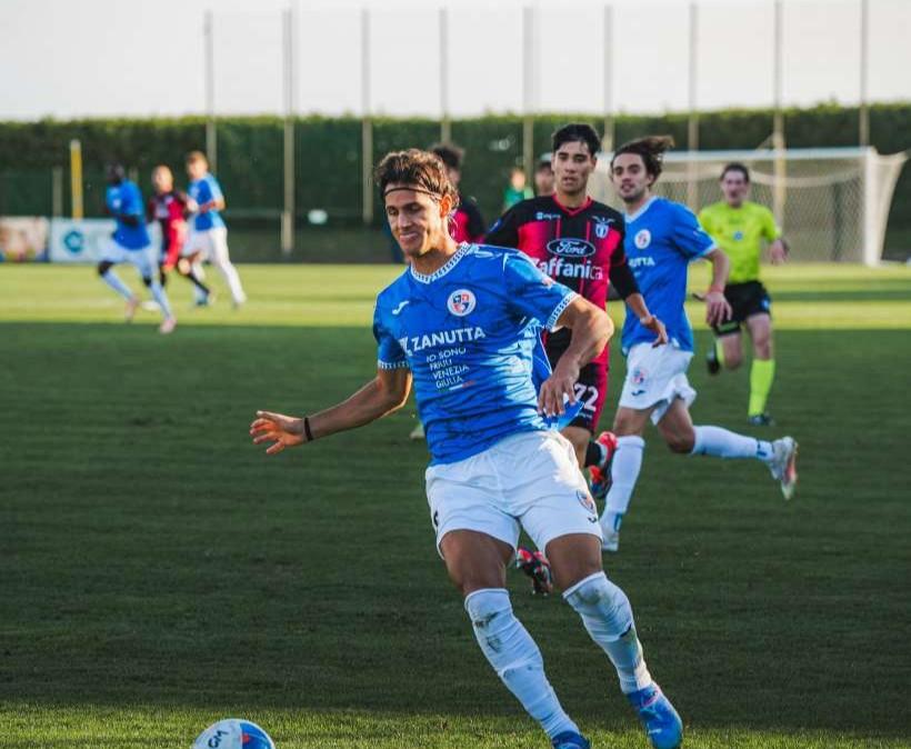 L'eroe si chiama Silenzi: doppietta su rigore, il Cjarlins Muzane ribalta il Vigasio e torna al successo (2-1)