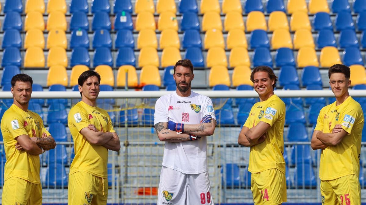 Carrarese in campo con maglia speciale per la Giornata Internazionale dei Diritti della Donna