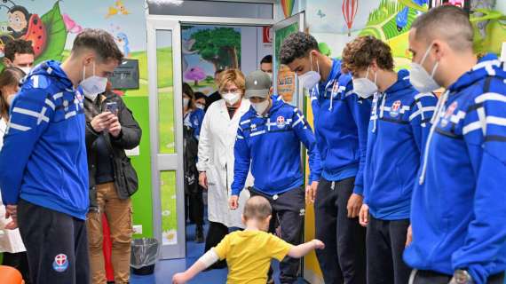 Cuori azzurri in corsia: il Novara regala un sorriso ai bambini dell'Ospedale Maggiore