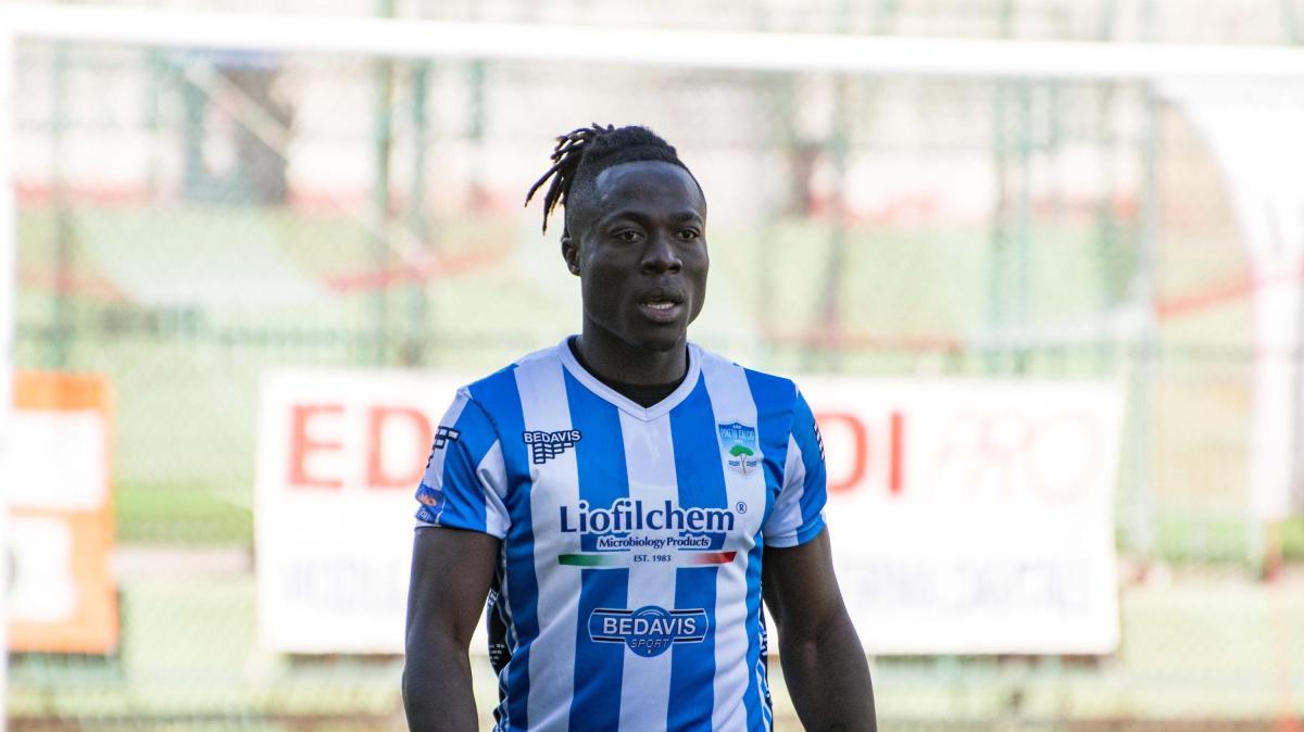 Teramo all'assalto di Njambè: il Giugliano verso la cessione dell'attaccante