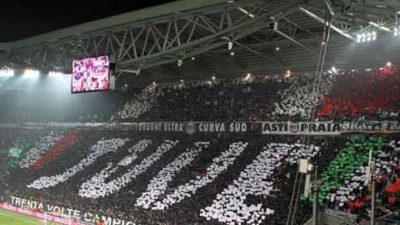 Il tifo organizzato della Juventus contro gli ex dirigenti: "Paghiamo per questa lurida dirigenza"