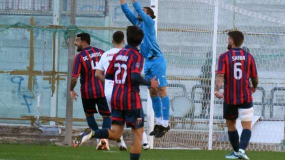 Taranto: i calciatori denunciano gravi inadempienze e minacciano azioni legali