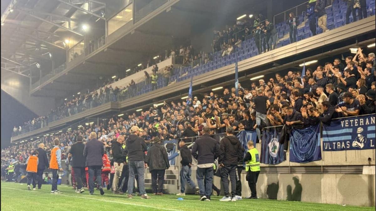 Paura all'AlbinoLeffe stadium: tifoso cade dagli spalti, gara sospesa per soccorsi