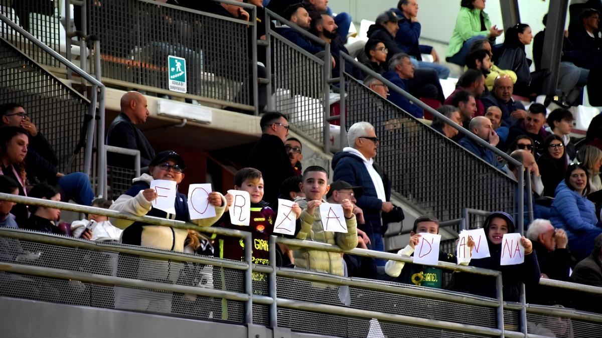 Il capitano e i suoi piccoli tifosi: quando lo sport ritrova la sua essenza autentica