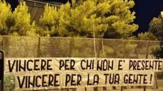 Bari, tifosi sempre vicini alla squadra: apparsi altri striscioni motivazionali