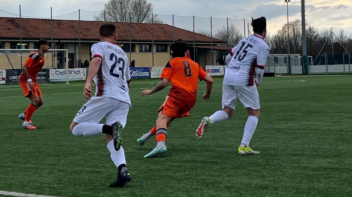 Rhodense cinica a Caronno: tre gol nella prima frazione stendono i rossoblù