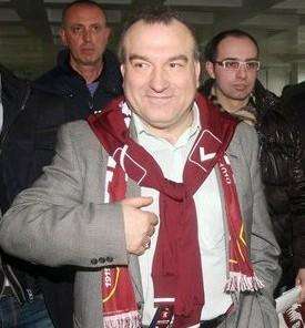 Cala con la sciarpa della Salernitana al collo