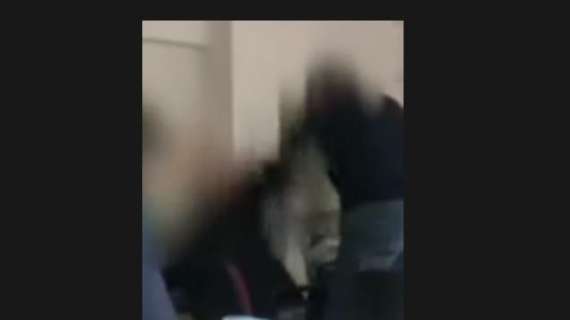 Professore schiaffeggia con violenza l'alunno: il video fa il giro del web