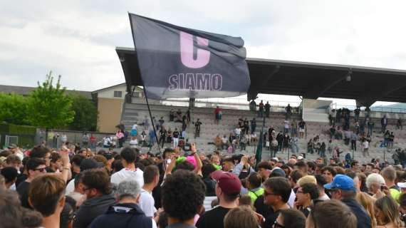 Festa in piazza Duomo: la Dolomiti Bellunesi celebra una doppia promozione