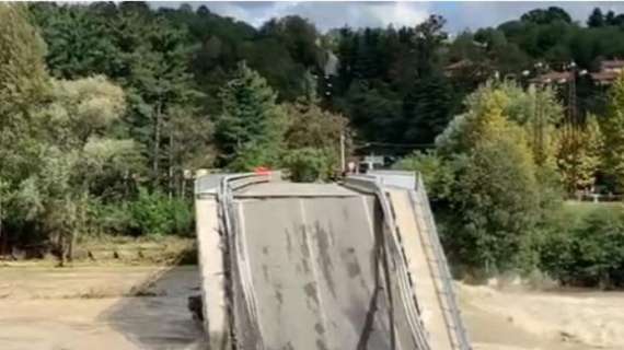 Maltempo, crolla un ponte in Piemonte. Il sindaco di Borgosesia: «Mai avrei pensato di vedere questo»
