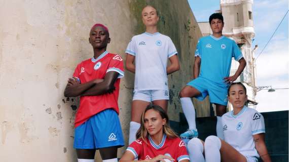 Napoli Femminile, presentate le nuove maglie ufficiali: è una lettera d’amore per la città 