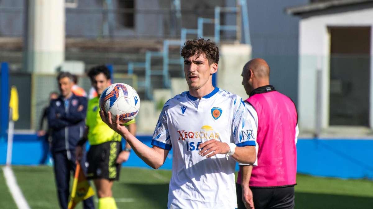 Sirene dal mercato per Sena: Campobasso e Latina si sfidano per il centrale 