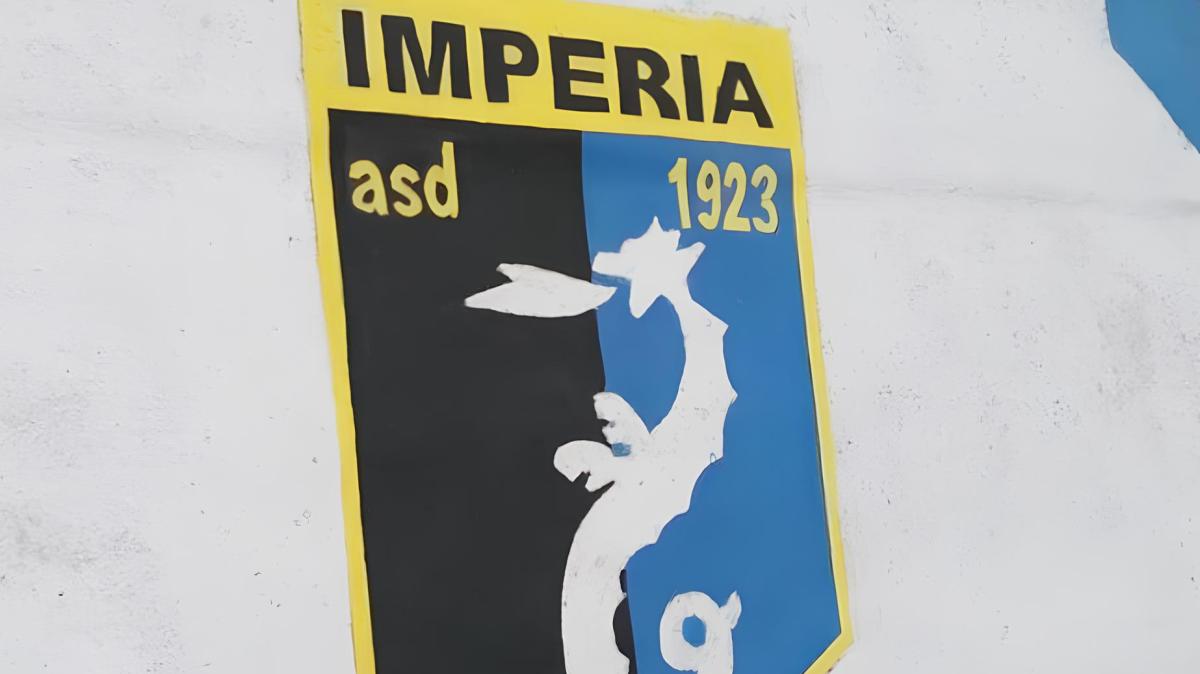 Imperia, pennelli al posto dei parastinchi: quando amare la maglia significa sporcarsi le mani