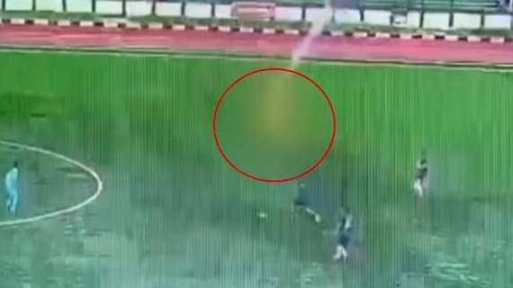 [VIDEO] Tragedia in campo: fulmine folgora calciatore durante un'amichevole