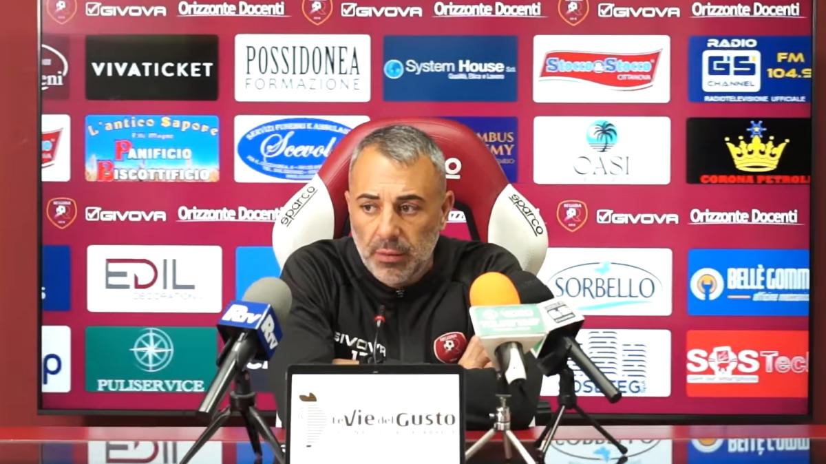 Reggina, Torrisi alla vigilia di Gela: «Campionato aperto, dobbiamo provarci fino alla fine»