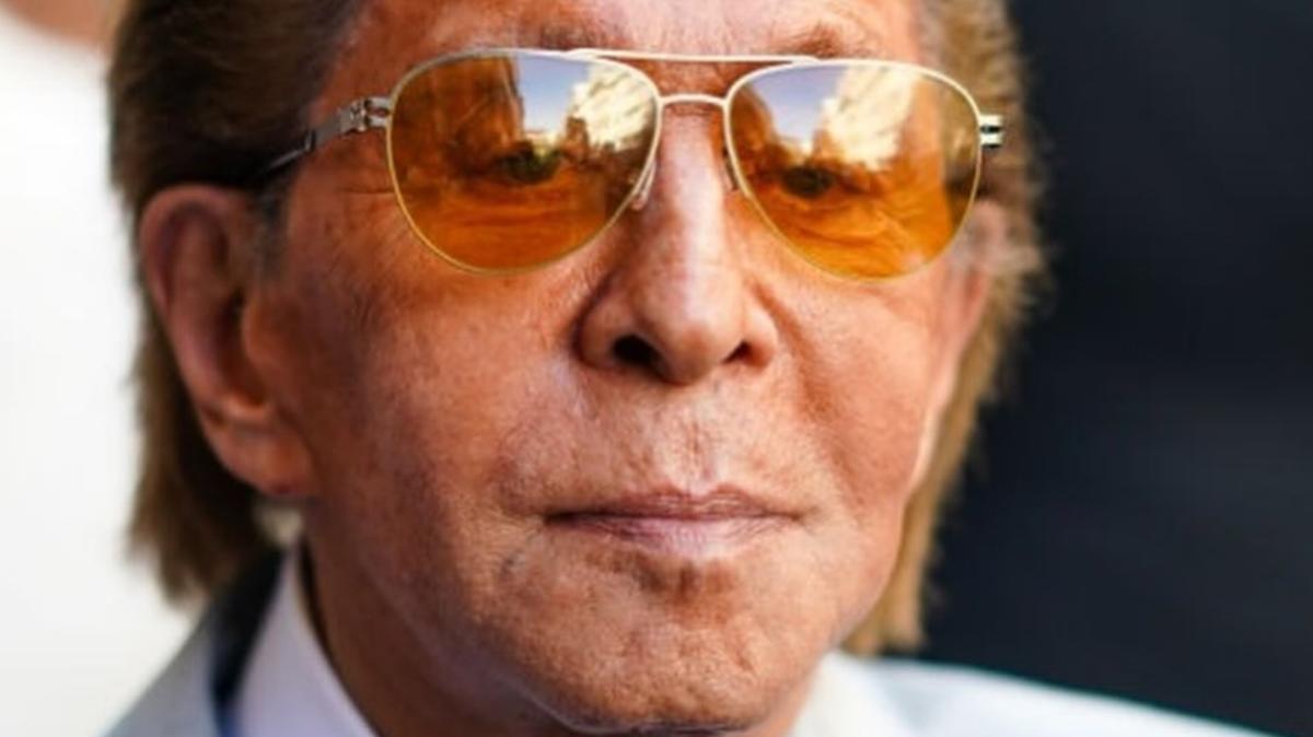 L’ultimo inchino dell’Imperatore: addio a Valentino, l’uomo che colorò il mondo di Rosso