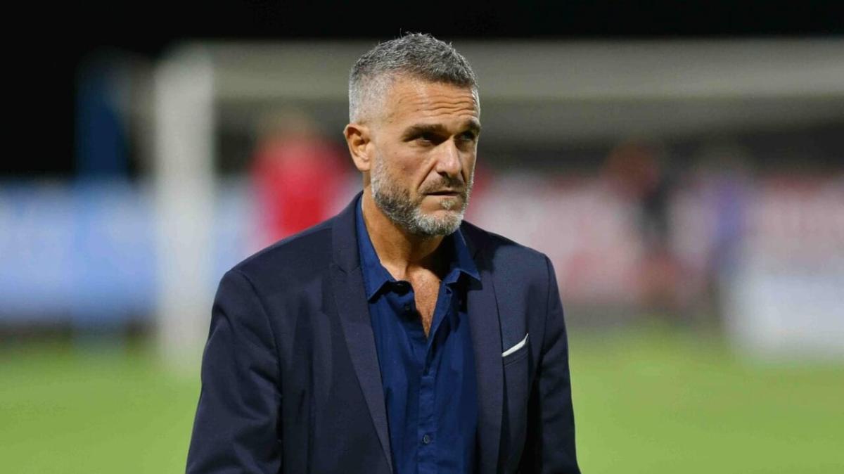 Chieti, oltraggio nella sala stampa: sfregio al quadro dello storico capitano