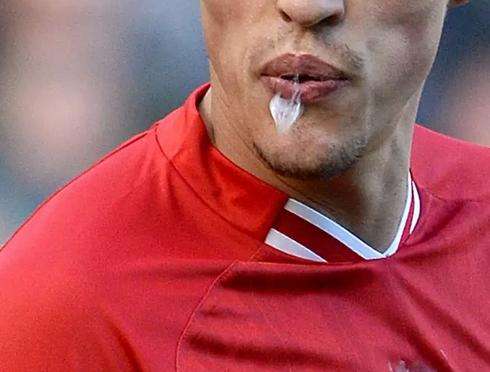 FIFA, pronta a proibire gli sputi in campo: "Diffondono il virus"