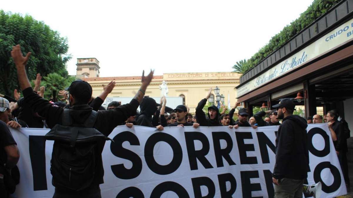 "Il Sorrento a Sorrento": corteo pacifico dei tifosi per il ritorno allo stadio Italia
