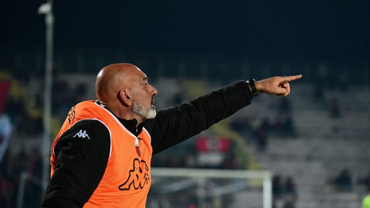 Lucchese non brilla (0-0), ma il crollo della rivale vale un allungo d'oro in vetta