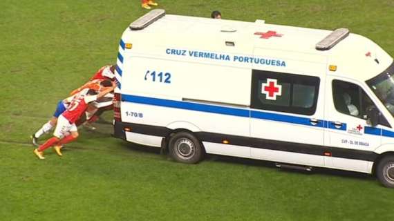 Calciatore si infortuna, ma l'ambulanza è spinta fuori dai calciatori