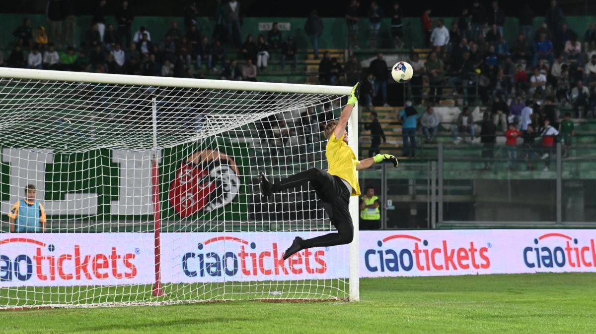 Un portiere del girone H vola all'estero: l'ex Bari e Juve riparte dalla Romania