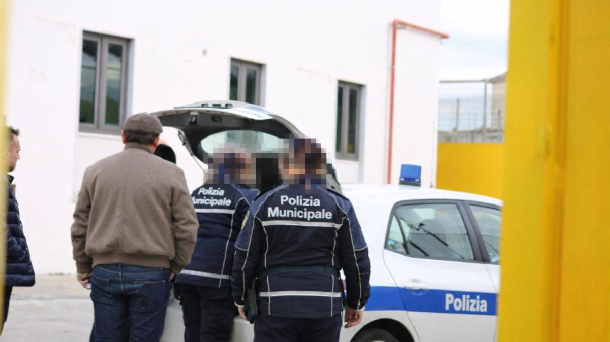 Blitz allo stadio di Torre Annunziata: tensione tra vigili e calciatori del Savoia, il comunicato shock del club