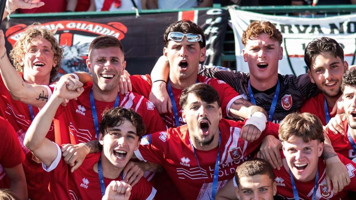 Serie D, cala il sipario sul girone E: il Grosseto stappa lo spumante, Prato implacabile e la roulette russa dei play-out